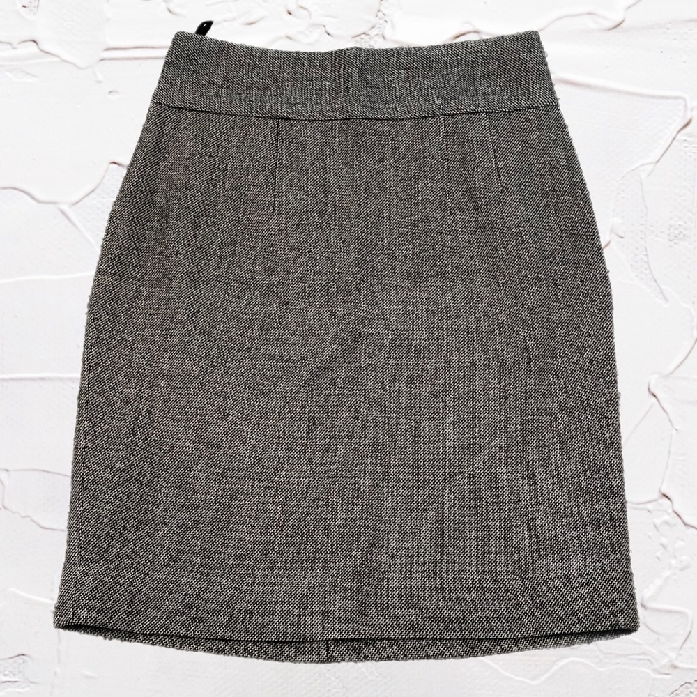 Sleek & Professional Gray Skirt Knee Length Size 00 from Banana Republic